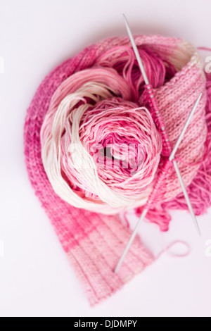 Écharpe tissée avec 'aiguilles à tricoter", [fils] bambou rose 'fils', close-up Banque D'Images