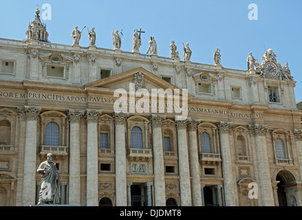 L'entrée majestueuse de la basilique avec la statue de Saint Pierre au Vatican Banque D'Images