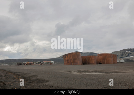 Station de recherche délabré et vieux tanks pour la tenue de l'huile de baleine, la baie des baleiniers, Deception Island, Îles Shetland du Sud Banque D'Images