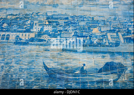 Mur carrelé peinture murale représentant l'Alfama, Lisbonne, Portugal Banque D'Images