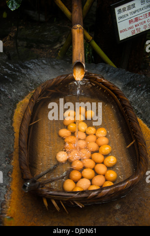 Les oeufs d'être bouillis dans l'eau chaude, Kurokawa onsen, spa public, Kyushu, Japon Banque D'Images