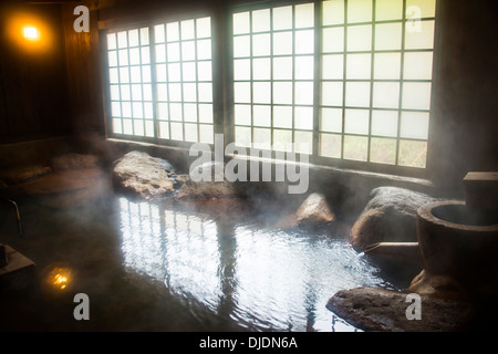 Dans la piscine chaude Kurokawa onsen, spa public, Kyushu, Japon Banque D'Images