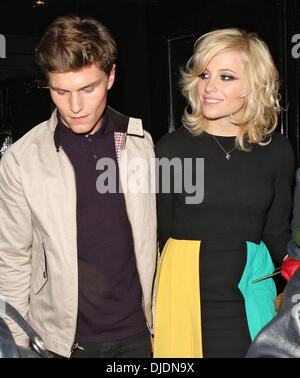 Pixie Lott et petit ami Oliver Cheshire laissant Rose discothèque Londres, Angleterre - 08.06.12 Banque D'Images