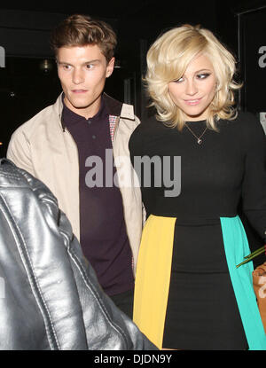 Pixie Lott et petit ami Oliver Cheshire laissant Rose discothèque Londres, Angleterre - 08.06.12 Banque D'Images