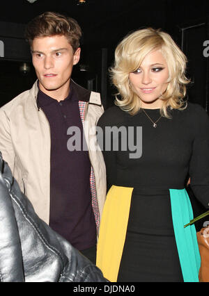 Pixie Lott et petit ami Oliver Cheshire laissant Rose discothèque Londres, Angleterre - 08.06.12 Banque D'Images