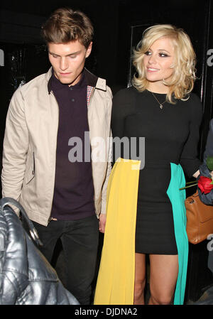 Pixie Lott et petit ami Oliver Cheshire laissant Rose discothèque Londres, Angleterre - 08.06.12 Banque D'Images