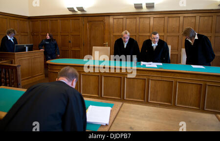 Berlin, Allemagne. 27 nov., 2013. Les juges sous juge président Boris Wolnicki (2-R) entrent dans la salle d'audience au Tribunal administratif supérieur de Berlin-brandebourg avec Avocat pour le Suedbrandenburg «Widerstandsbewegung dans' (lit : mouvement de résistance, l'Afrique du Brandebourg) Wolfram Nahrath à Berlin, Allemagne, 27 novembre 2013. La Cour examine la légalité d'une interdiction de la réseau néo-nazi par le ministre de l'intérieur de Brandebourg en juin 2012. Photo : Bernd VON JUTRCZENKA/dpa/Alamy Live News Banque D'Images