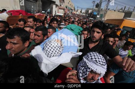 Hébron, en Cisjordanie, en territoire palestinien. 27 novembre 2013. Les Palestiniens portent le corps de Mahmoud El-Najar lors de ses funérailles dans la ville de Cisjordanie d'Hébron, le 27 novembre 2013. Le bilan des décès de militants palestiniens de passer une nuit de combat avec des armes à l'armée israélienne en Cisjordanie a augmenté à quatre, les deux sources officielles israéliennes et palestiniennes a dit mercredi matin. (Xinhua/Mamoun Wazwaz/Alamy Live News) Banque D'Images