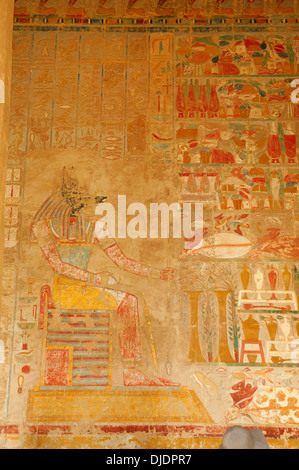 L'allégement de la paroi dans le culte d'Anubis - temple funéraire de la Reine Hatshepsout à Deir el-Bahri, Luxor, Egypt Banque D'Images