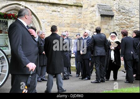 Barry Gibb et Dwina Gibb Robin Gibb des funérailles de tient dans sa ville natale de Thame Oxfordshire, Angleterre - 08.06.12 Banque D'Images