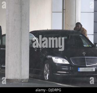 Kanye West répond à sa petite amie, Kim Kardashian à la sortie arrière du salon VIP de l'aéroport de Dublin. Kim est arrivée sur un vol de Los Angeles pour célébrer le 35e anniversaire Kayne Dublin, Irlande - 08.06.12 Banque D'Images