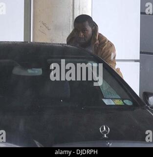 Kanye West répond à sa petite amie, Kim Kardashian à la sortie arrière du salon VIP de l'aéroport de Dublin. Kim est arrivée sur un vol de Los Angeles pour célébrer le 35e anniversaire Kayne Dublin, Irlande - 08.06.12 Banque D'Images