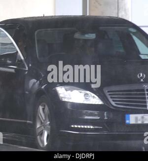 Kanye West répond à sa petite amie, Kim Kardashian à la sortie arrière du salon VIP de l'aéroport de Dublin. Kim est arrivée sur un vol de Los Angeles pour célébrer le 35e anniversaire Kayne Dublin, Irlande - 08.06.12 Banque D'Images