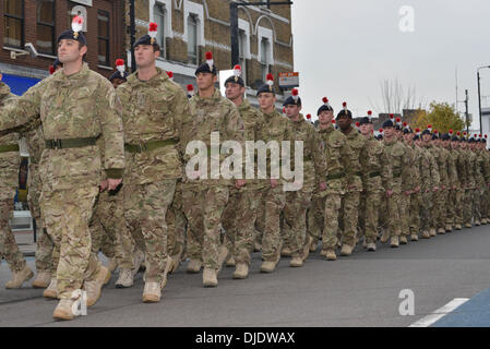 Londres, Royaume-Uni. 27 novembre 2013. Les officiers et soldats du 1er bataillon du régiment Z Company commencent leur parade retour à la maison à Balham. Credit : Voir Li/Alamy Live News Banque D'Images