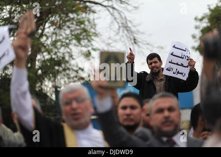 Gaza, Territoires Palestiniens, . 27 nov., 2013. Soulever les Palestiniens et des plaques-Qurans lire, ''pas d'autre Dieu qu'Allah et Mahomet est son messager au cours d'une manifestation contre le gouvernement de l'Angola à interdit l'Islam et les mosquées fermées dans le pays le 27 novembre 2013 devant le siège de l'ONU dans la ville de Gaza.Photo : Ahmed Deeb/NurPhoto NurPhoto © Ahmed Deeb//ZUMAPRESS.com/Alamy Live News Banque D'Images