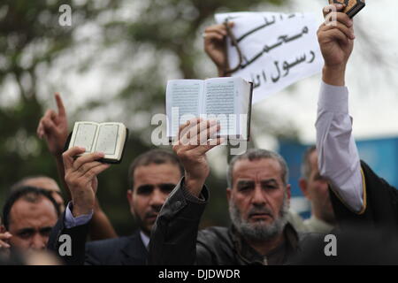 Gaza, Territoires Palestiniens, . 27 nov., 2013. Soulever les Palestiniens et des plaques-Qurans lire, ''pas d'autre Dieu qu'Allah et Mahomet est son messager au cours d'une manifestation contre le gouvernement de l'Angola à interdit l'Islam et les mosquées fermées dans le pays le 27 novembre 2013 devant le siège de l'ONU dans la ville de Gaza.Photo : Ahmed Deeb/NurPhoto NurPhoto © Ahmed Deeb//ZUMAPRESS.com/Alamy Live News Banque D'Images