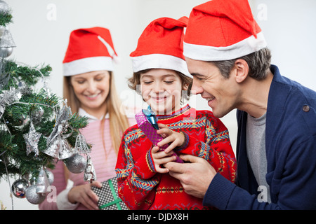 Père et Fils Ouverture cadeau de Noël Banque D'Images