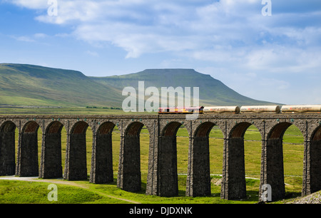 Ribblehead viaduc avec train et Ingleborough au-delà Banque D'Images