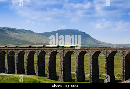 Ribblehead viaduc avec train et Ingleborough au-delà Banque D'Images