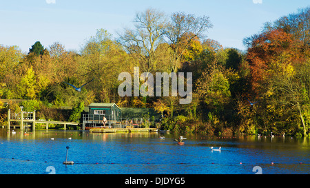Scène d'automne - Highgate men's bassin de baignade, à Hampstead Heath, Londres, Royaume-Uni. Étang de Hampstead. Banque D'Images