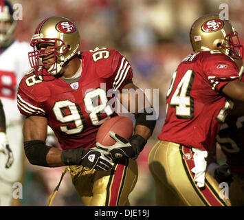 Jan 05, 2003 ; San Francisco, CA, USA ; San Francisco quarante neuf Julian Peterson picks off New York Giants quarterback Kerry Collins dans le 1er trimestre de leur jeu de cartes sauvages NFC à Candlestick Park de San Francisco en Californie, dimanche 5 janvier 2003. Banque D'Images
