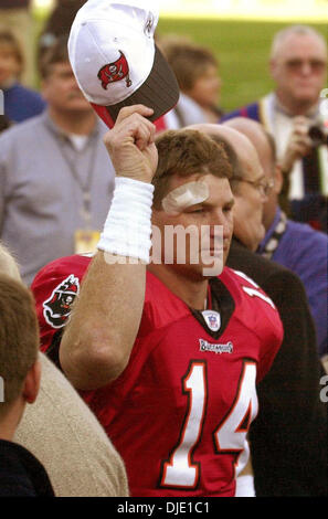 Jan 12, 2003 ; Tampa Bay, en Floride, USA ; Tampa Bay Buccaneer quart-arrière Brad Johnson fonctionne sur le champ avec un bandadge de son oeil droit après avoir battu les San Francisco Quarante Niners dans la Division match chez Raymond James Stadium de Tampa Flordia mardi Janvier 12,2003. Les Buccaneers gagné 31-6. Banque D'Images