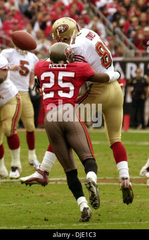 Jan 12, 2003 ; Tampa Bay, en Floride, USA, San Francisco quarante neuf Terrell Owens a frappé la balle loin de Tampa Bay Buccaneer Brian Kelly dans le 3ème quart de leur division match chez Raymond James Stadium de Tampa en Floride mardi Janvier 12,2003. Banque D'Images