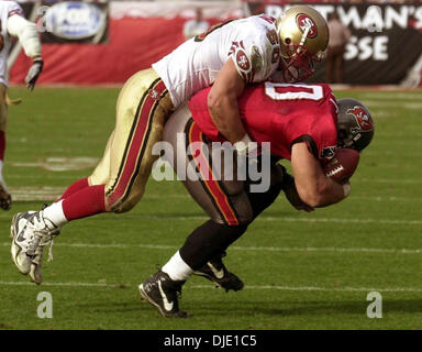 Jan 12, 2003 ; Tampa Bay, en Floride, USA ; Tampa Bay Buccaneer Mike Alstott porte 49er Derek Smith sur son dos dans le 3ème quart de leur division match au stade Raymond James mardi Janvier 12,2003. Les Buccaneers gagné 31-6. Banque D'Images