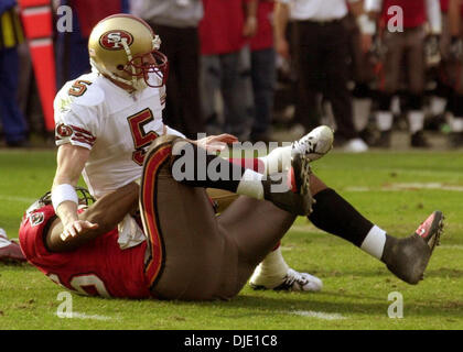 Jan 12, 2003 ; Tampa Bay, en Floride, USA, San Francisco quarante neuf quarterback Jeff Garcia est pris en bas qu'il obtient le ballon par Ellis Wyms au 4ème trimestre de leur division match au Stade Raymond James mardi Janvier 12,2003. Banque D'Images