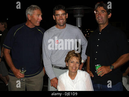 Jan 19, 2003, Auckland, Nouvelle-Zélande, l'équipe Suisse Alinghi le capitaine Russell Coutts célèbre sa Coupe Louis Vuitton gagner la victoire avec ses deux frères et sa sœur. Banque D'Images