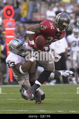 Jan 26, 2003 - San Diego, Californie, États-Unis - Tampa Bay Buccaneers beat Oakland Raiders 48-21 au Super Bowl 37. Sur la photo : Tampa Bay # 32 MICHAEL PITTMAN prend le ballon à la ligne de 2 verges au 2ème trimestre. (Crédit Image : © Sean M. Haffey/San Diego Union-Tribune/ZUMA Press) RESTRICTIONS : LA, Orange County papers & USA tabloïds homme dehors ! Banque D'Images