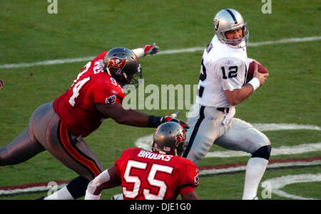 Jan 26, 2003 - San Diego, Californie, USA - Oakland Raiders quarterback RICHE GANNON tente d'échapper à GREG SPIRES des Tampa Bay Buccaneers au premier trimestre durant le Super Bowl XXXVII entre les Oakland Raiders et les Tampa Bay Buccaneers au logiciel Qualcom Stadium. (Crédit Image : © Rosenstrauch/Contra Costa Times/ZUMA Press) RESTRICTIONS : USA DROITS tabloïds OUT ! Banque D'Images