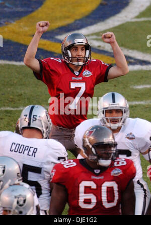 Jan 26, 2003 - San Diego, Californie, États-Unis - Tampa Bay Buccaneers Kicker MARTIN GRAMATICA celebrebrates un champ objectif dans le deuxième trimestre de Super Bowl XXXVII entre les Oakland Raiders et les Tampa Bay Buccaneers au logiciel Qualcom Stadium. (Crédit Image : © Rosenstrauch/Contra Costa Times/ZUMA Press) RESTRICTIONS : USA DROITS tabloïds OUT ! Banque D'Images