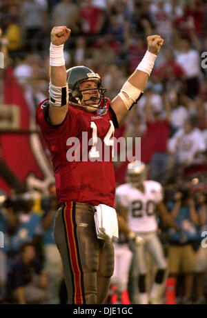 Jan 26, 2003 - San Diego, Californie, États-Unis - Tampa Bay Buccaneers quart-arrière BRAD JOHNSON célèbre après un touché au troisième trimestre de Super Bowl XXXVII entre les Oakland Raiders et les Tampa Bay Buccaneers au logiciel Qualcom Stadium. (Crédit Image : © Karl Mondon/Contra Costa Times/ZUMA Press) RESTRICTIONS : USA DROITS tabloïds OUT ! Banque D'Images