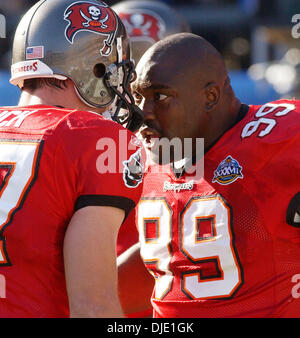 Jan 26, 2003 - San Diego, Californie, USA - WARREN SAPP du Tampa Bay Buccaneers gets Up Close and Personal avec coéquipier JOHN LYNCH avant le Super Bowl XXXVII entre les Oakland Raiders et les Tampa Bay Buccaneers au logiciel Qualcom Stadium. (Crédit Image : © Karl Mondon/Contra Costa Times/ZUMA Press) RESTRICTIONS : USA DROITS tabloïds OUT ! Banque D'Images