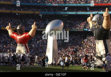 Jan 26, 2003 - San Diego, Californie, Etats-Unis - ont été accueillis par des fans de ballons géants, les Raiders et les Bucs Lombardi trophy au Super Bowl XXXVII entre les Oakland Raiders et les Tampa Bay Buccaneers au Qualcomm Stadium. (Crédit Image : © Hector Amezcua/Sacramento Bee/ZUMA Press) RESTRICTIONS : USA DROITS tabloïds OUT ! Banque D'Images