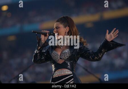 Jan 26, 2003 - San Diego, Californie, USA - SHANIA TWAIN chante dans le spectacle de la mi-temps du Super Bowl XXXVII entre les Oakland Raiders et les Tampa Bay Buccaneers, chez Qualcomm Stadium. (Crédit Image : © Hector Amezcua/Sacramento Bee/ZUMA Press) RESTRICTIONS : USA DROITS tabloïds OUT ! Banque D'Images