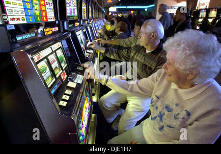 Jan 28, 2003 ; Brooks, CA, USA ; Fran et le miel, Kohles de Moraga, jouer quelques machines à sous trimestre 28 Janvier, 2003 à Cache Creek Indian Bingo et Casino à Brooks, en Californie Banque D'Images