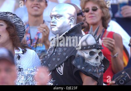 Le Raider nation arrive à San Diego dans l'ensemble, c'est gloire au Super Bowl XXXVII entre les Oakland Raiders et les Tampa Bay Buccaneers, 26 janvier 2003 à Qualcomm Stadium de San Diego, CA Banque D'Images