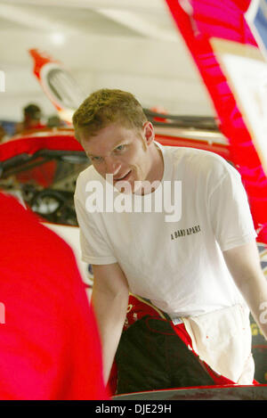 13 févr., 2004 ; Daytona Beach, FL, USA ; Dale Earnhardt Jr. dans garage avant la course de la Daytona 500 à la Daytona International Speedway de Daytona Beach, Floride. Banque D'Images