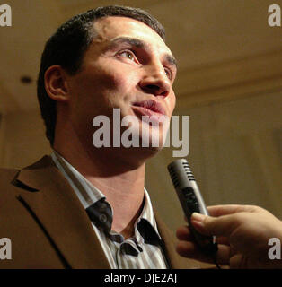 Mar 03, 2004 ; Los Angeles, CA, USA ; l'ancien champion du monde Wladimir Klitschko lors d'une conférence de presse tenue à l'hôtel Marriott annonçant son prochain combat contre Lamon Brewster. Les deux se rencontreront pour le titre poids lourds WBO vacant le 10 avril 2004 à Las Vegas. Banque D'Images