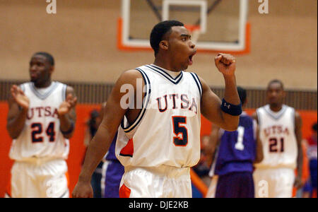 Mar 12, 2004 ; San Antonio, TX, USA ; Men's Basket-ball : l'UTSA Justin Harbert commence à célébrer dans les dernières secondes de leur match à l'UTSA Convocation Center. L'UTSA a remporté le championnat de conférence Southland en battant Stephen F. Austin, 74-70. Banque D'Images