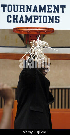 Mar 12, 2004 ; San Antonio, TX, USA ; Men's Basketball : entraîneur de l'UTSA Tim Carter prend le filet dans la célébration de l'UTSA Convocation Center. L'UTSA a remporté le championnat de conférence Southland en battant Stephen F. Austin, 74-70. Banque D'Images