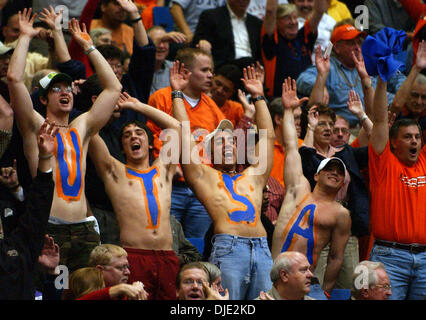 Mar 12, 2004 ; San Antonio, TX, USA ; Men's Basketball : UTSA fans montrent leur esprit pendant le Roadrunner's match de basket-ball avec SFA à l'UTSA Convocation Center. L'UTSA a remporté le championnat de conférence Southland en battant Stephen F. Austin, 74-70. Banque D'Images