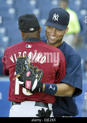 12 mars 2004, à Tampa, FL, USA ; New York Yankees' l'arrêt-court DEREK JETER hugs JOSE VIZCAINO (10) avant le début d'un jeu de formation du printemps avec les Astros de Houston à Legends Field à Tampa, Floride, le vendredi 12 mars, 2004. Yankees défait les Astros 2-1. Banque D'Images