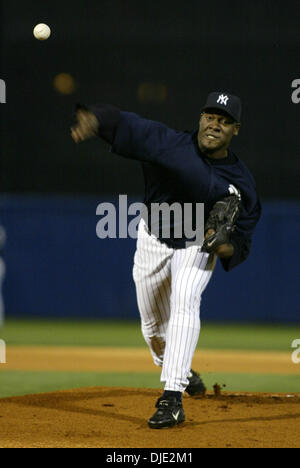 12 mars 2004, à Tampa, FL, USA ; New York Yankees' cruche JOSE CONTRERAS emplacements dans la 1ère manche dans un match d'entraînement de printemps avec les Astros de Houston à Legends Field à Tampa, Floride, le vendredi 12 mars, 2004. Yankees défait les Astros 2-1. Banque D'Images