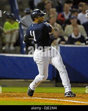 12 mars 2004, à Tampa, FL, USA ; New York Yankees voltigeur' Gary Sheffield obtient une base hit scoring RBI Derek Jeter pour le 1er run dans la 1ère manche dans un match d'entraînement de printemps avec les Astros de Houston à Legends Field à Tampa, Floride, le vendredi 12 mars, 2004. Yankees défait les Astros 2-1. Banque D'Images