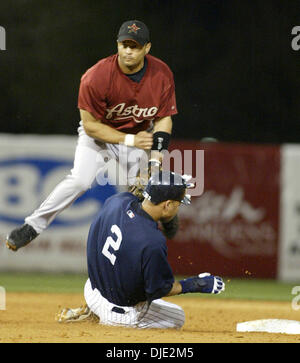 12 mars 2004, à Tampa, FL, USA ; New York Yankees' DEREK JETER (2) elle est forcée à la deuxième sur un double jeu par Astros Houstons second sous JOHN Valentin dans la troisième manche du match Yankees, Le vendredi 12 mars 2004, à champ légendes à Tampa, en Floride, des Yankees Alex Rodriguez a frappé dans le double jeu. Yankees défait les Astros 2-1. Banque D'Images