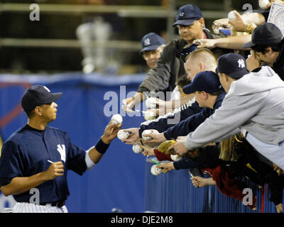 12 mars 2004, à Tampa, FL, USA ; New York Yankees' de troisième but ALEX RODRIGUEZ, signe des autographes pour les fans avant qu'un jeu d'entraînement du printemps avec les Astros de Houston à Legends Field à Tampa, Floride, le vendredi 12 mars, 2004. Yankees défait les Astros 2-1. Banque D'Images