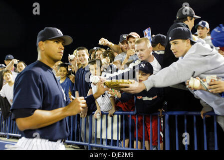 12 mars 2004, à Tampa, FL, USA ; New York Yankees' de troisième but ALEX RODRIGUEZ, signe des autographes pour les fans avant qu'un jeu d'entraînement du printemps avec les Astros de Houston à Legends Field à Tampa, Floride, le vendredi 12 mars, 2004. Yankees défait les Astros 2-1. Banque D'Images